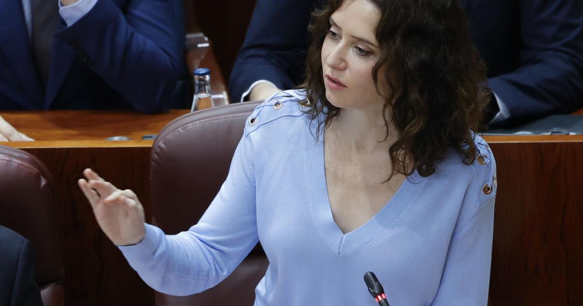La presidenta de la Comunidad de Madrid, Isabel Díaz Ayuso, interviene durante el pleno en la Asamblea de Madrid, tras su vuelta de México.
