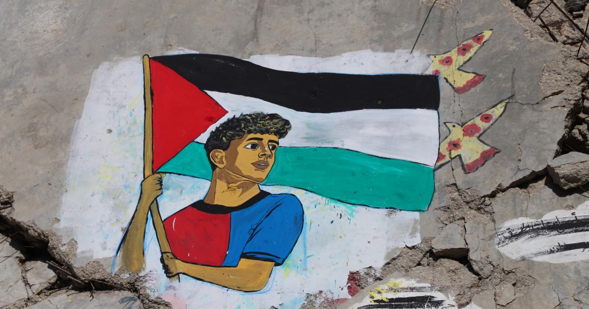 Un mural pintado por artistas palestinos representa al futbolista Lamine Yamal en el campamento de refugiados de Shati, en la ciudad de Gaza, el 13 de mayo de 2026.