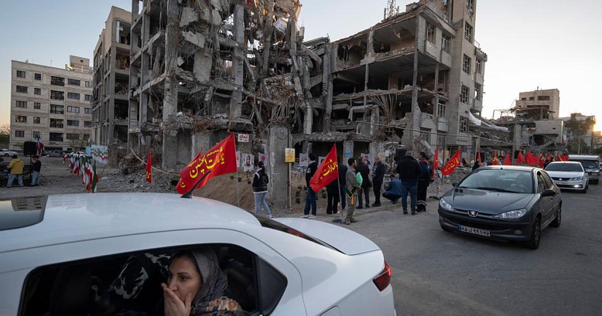 Una mujer reacciona al ver las ruinas de un edificio en una zona residencial de Teherán, (Irán), el 9 de abril de 2026, tras un ataque israelo-norteamericano.