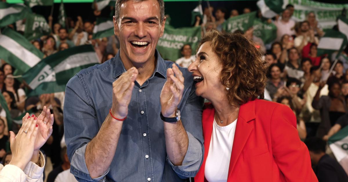 Pedro Sánchez y María Jesús Montero, en el cierre de campaña del PSOE
