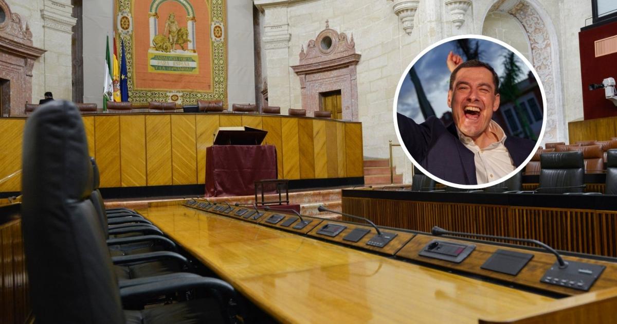 Imagen del salón de plenos del Parlamento andaluz vacío, con una imagen pequeñita de Juanma Moreno festejando los resultados electorales del 17M en un círculo arriba a la derecha