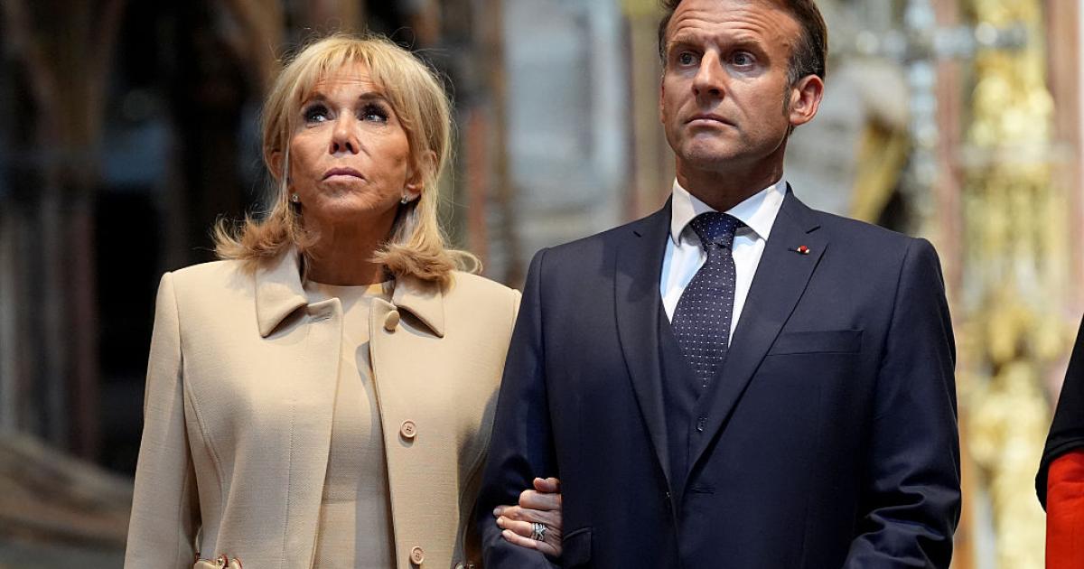 El presidente de Francia, Emmanuel Macron, y su esposa, Brigitte, en la Abadía de Westminster, en Londres, el 8 de julio de 2025.