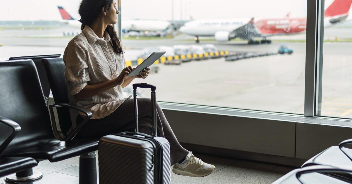 Imagen de archivo de una joven esperando en el aeropuerto.