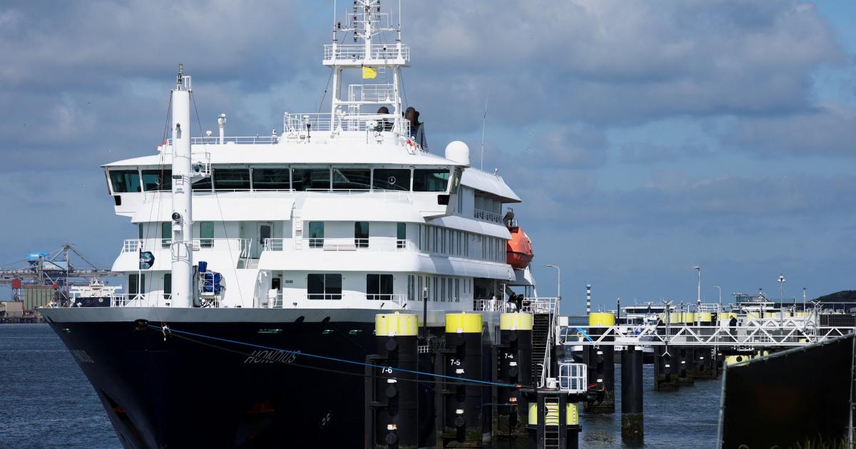 Una bandera amarilla ondea en el crucero MV Hondius, afectado por un brote de hantavirus, a su llegada al puerto de Róterdam, Países Bajos, para su desinfección, el 18 de mayo de 2026.