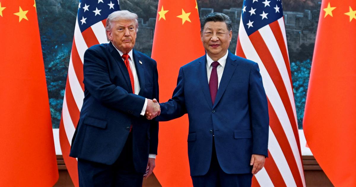 El presidente de EEUU, Donald Trump, estrecha la mano a su homólogo chino, Xi Jinping, en el Gran Salón del Pueblo, en Pekín, el 14 de mayo de 2026.
