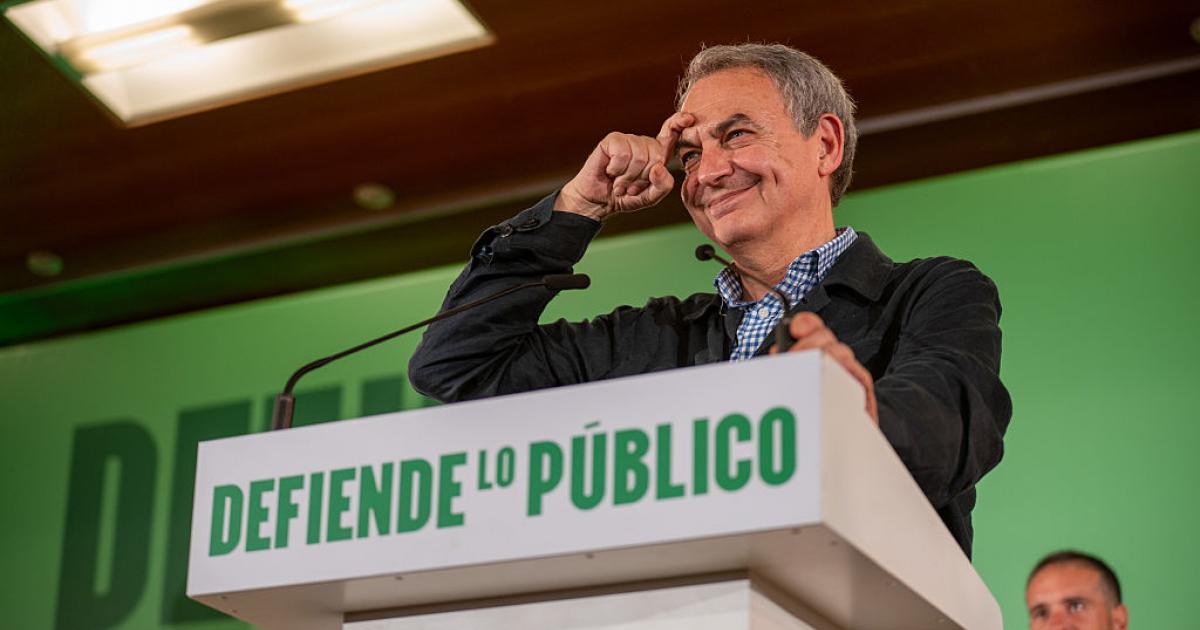 José Luis Rodríguez Zapatero hace su gesto de 'la ceja' en un mitin de la campaña andaluza