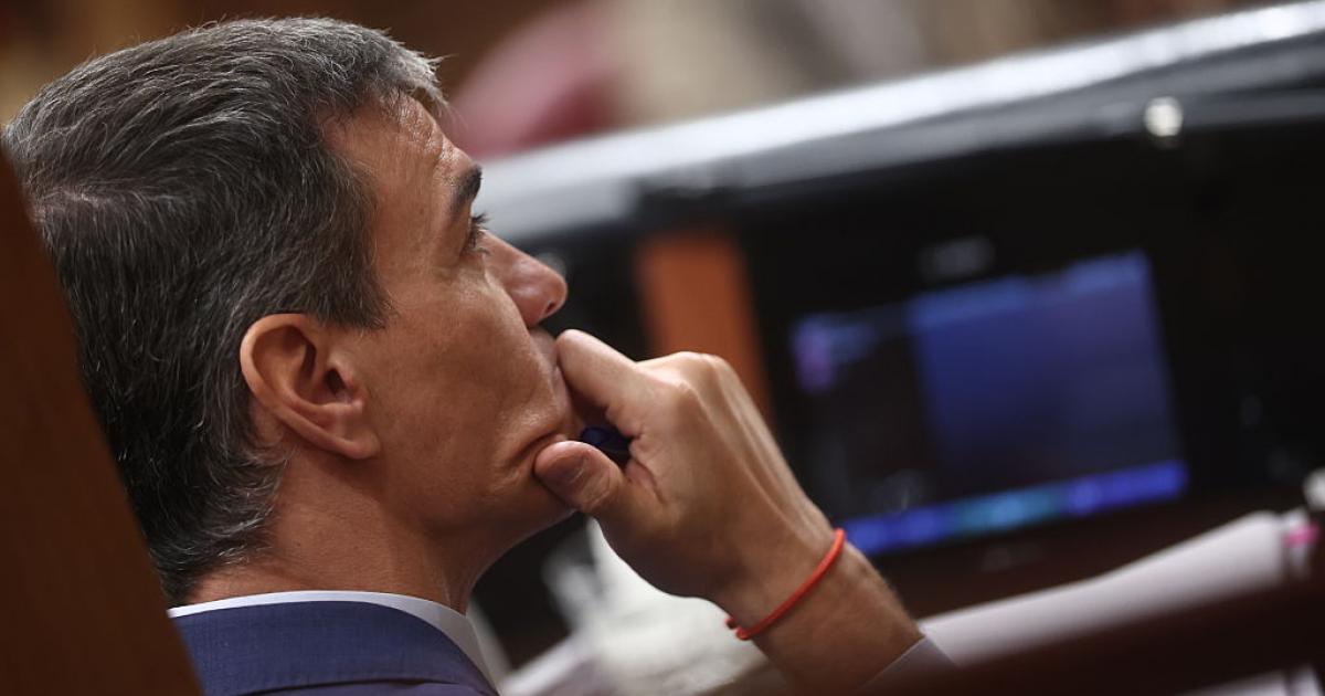 Pedro Sánchez, con gesto serio en su escaño en el Congreso