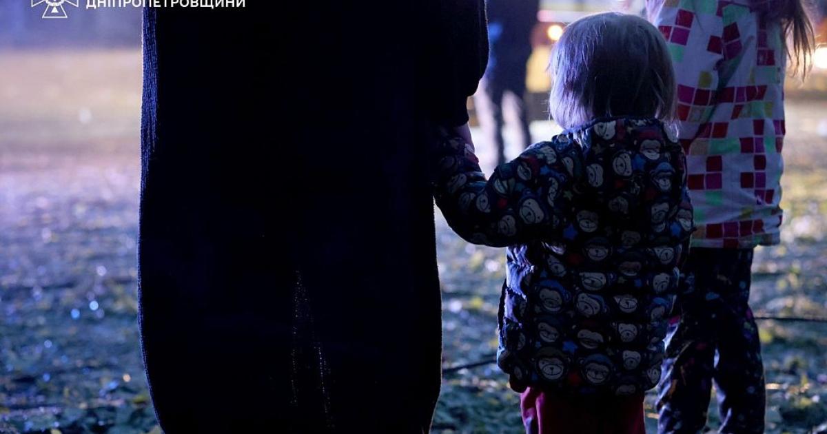 Una familia observa los destrozos del ataque ruso sobre Dnipro