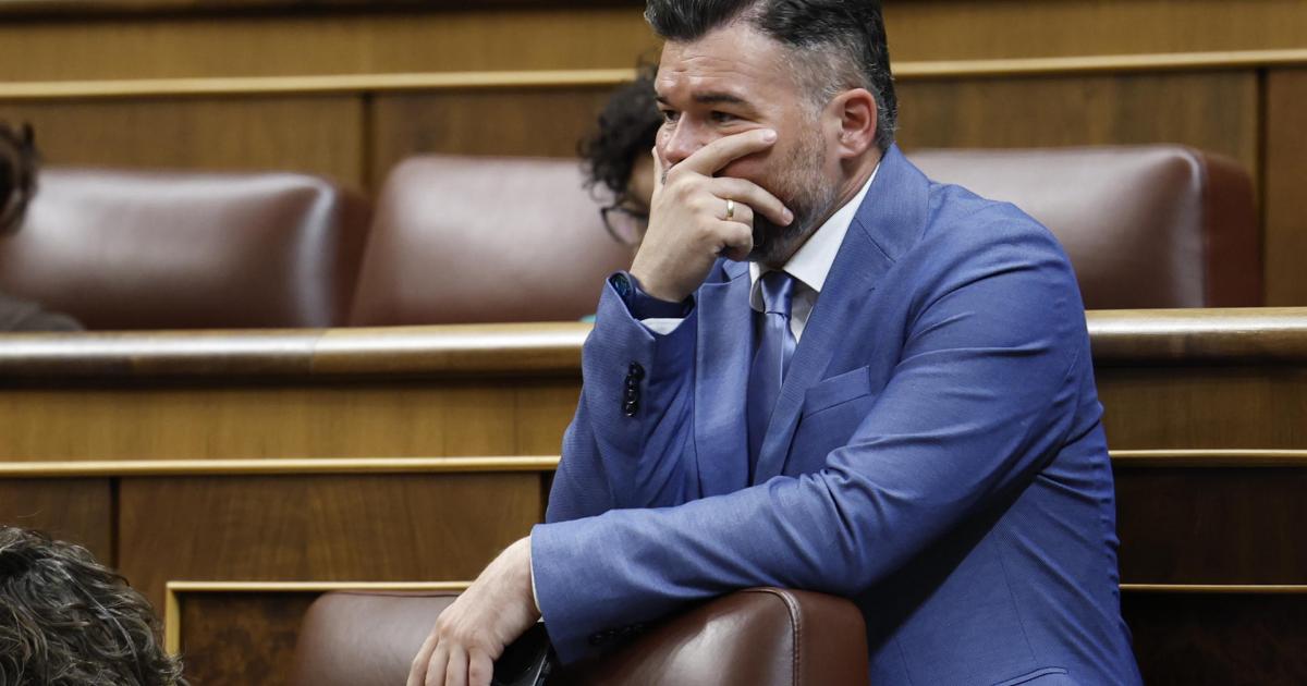 MADRID (ESPAÑA), 20/05/2026.- El portavoz parlamentario de ERC, Gabriel Rufián tras su intervención este miércoles en el pleno del Congreso, que celebra sesión de control al Ejecutivo. La imputación del expresidente José Luis Rodríguez Zapatero en la causa de Plus Ultra ha causado conmoción en el PSOE y rearma al PP en su campaña de oposición a Pedro Sánchez. EFE/Chema Moya
