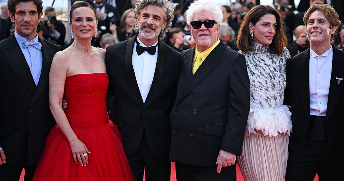 Quim Gutiérrez, Aitana Sánchez-Gijón, Leonardo Sbaraglia, Pedro Almodóvar, Bárbara Lennie y Patrick Criado en la presentación de 'Amarga Navidad' en Cannes.