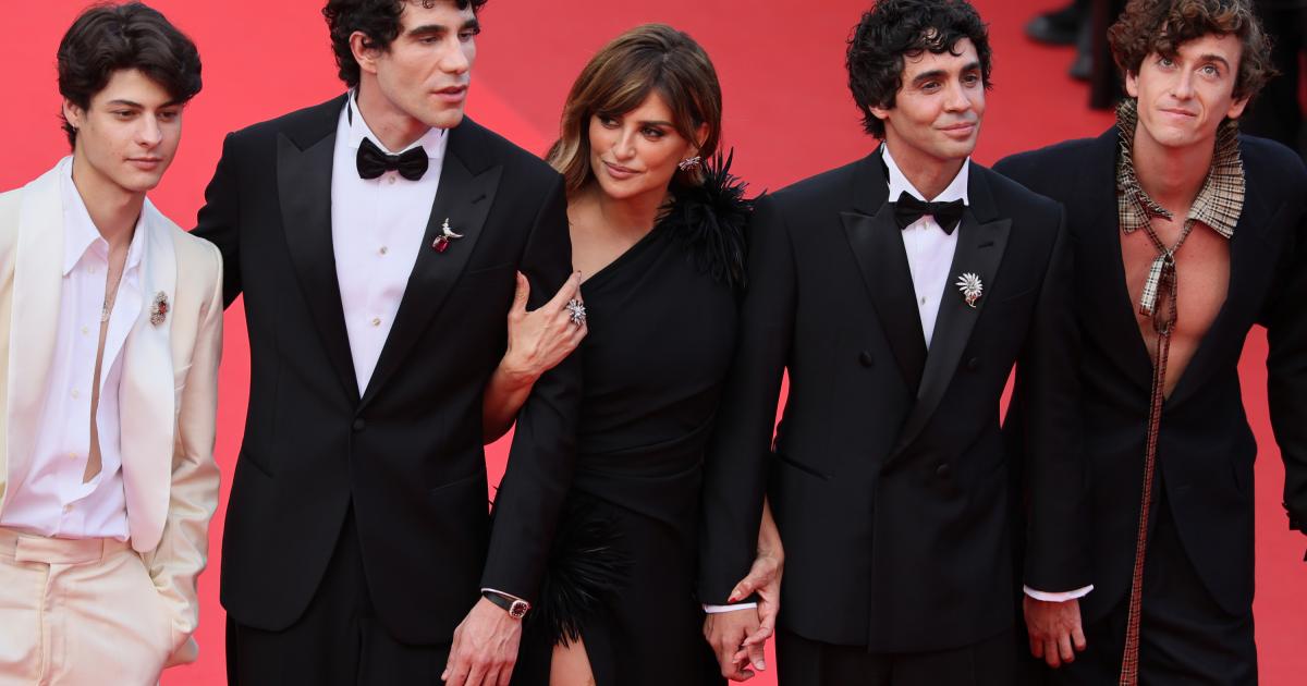 Milo Quifes, Javier Calvo, Penélope Cruz, Javier Ambrossi y Guitarricadelafuente en el estreno de 'La Bola Negra' en el Festival de Cannes 2026.