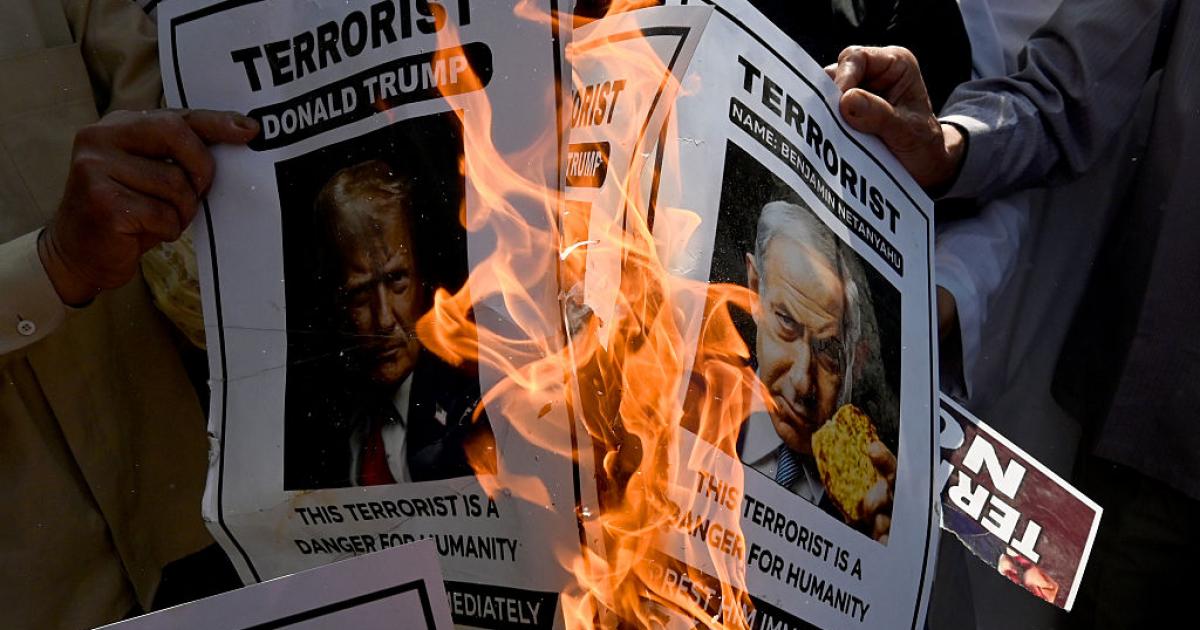 Musulmanes chiítas de India queman carteles del primer ministro israelí Benjamin Netanyahu y del presidente de EEUU Donald Trump por su ataque a Irán, el 6 de marzo de 2026, en Nueva Delhi.
