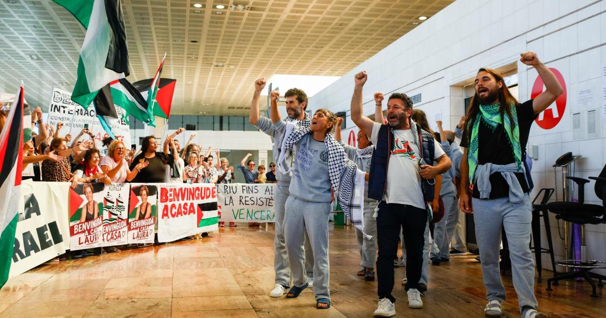 Los miembros de la Flotilla llegan al aeropuerto de Barcelona este sábado.