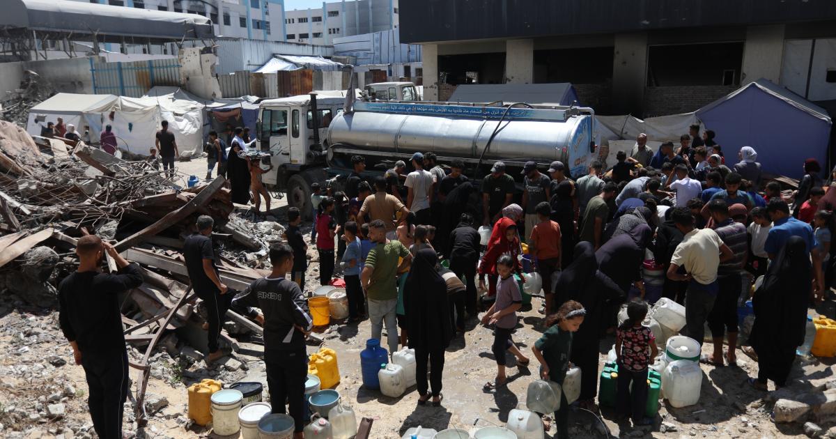 Un camión cisterna de MSF proporciona una fuente vital de agua potable en Gaza. A pesar de producir alrededor de 500.000 litros diarios, alcanza para que 80.000 personas reciban lo mínimo indispensable.