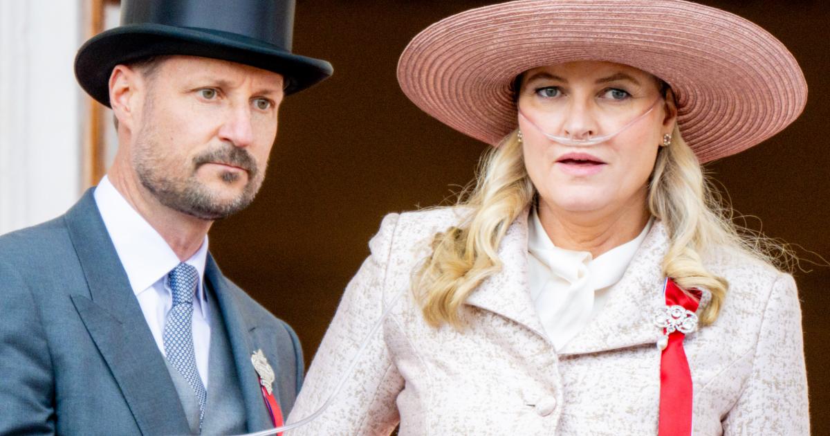 Haakon de Noruega y Mette-Marit de Noruega con un respirador en el balcón del palacio real de Oslo en el Día Nacional de Noruega 2026