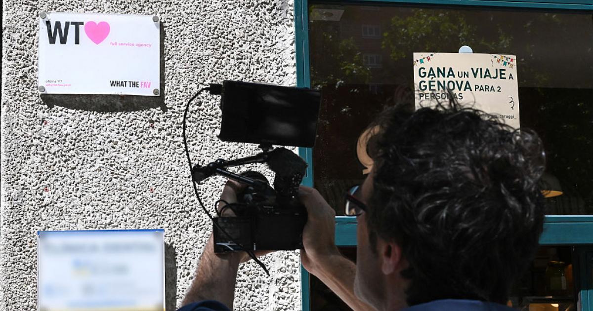 Un cámara graba la placa de la empresa de las hijas de Zapatero