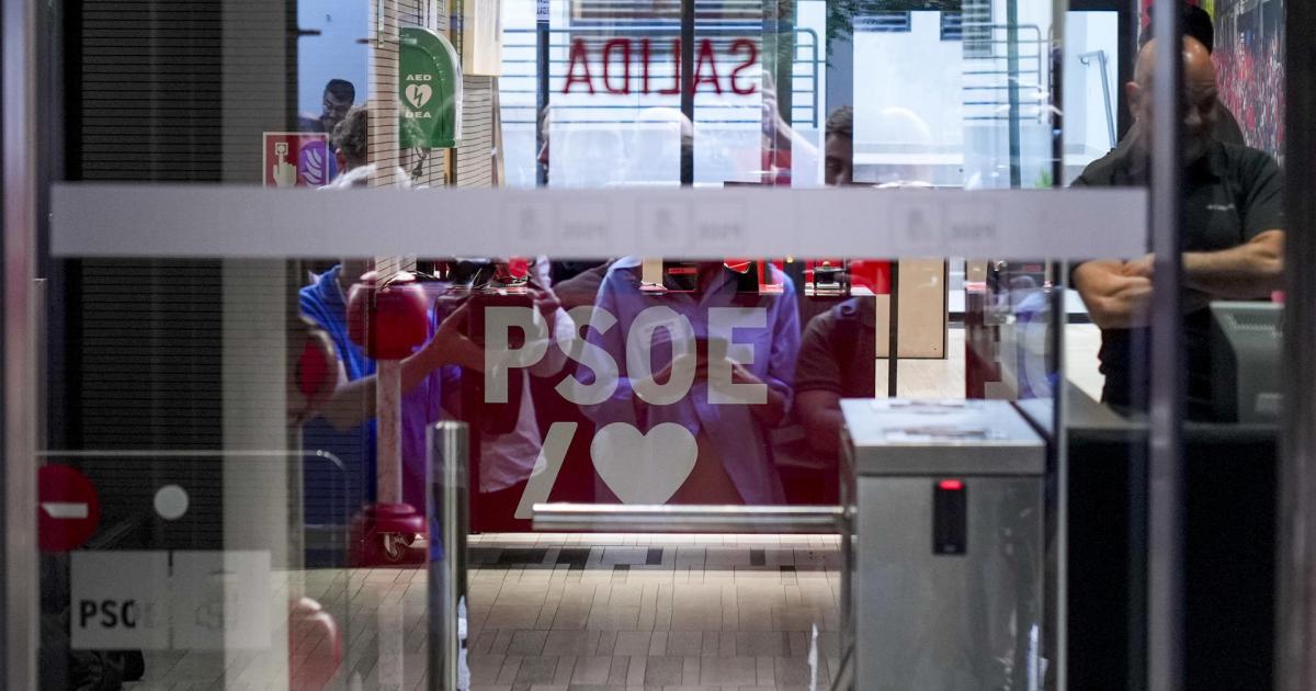 Agentes de la Unidad Central Operativa (UCO) de la Guardia Civil se encuentran desde primera hora de este miércoles en la sede central del PSOE en la calle Ferraz de Madrid