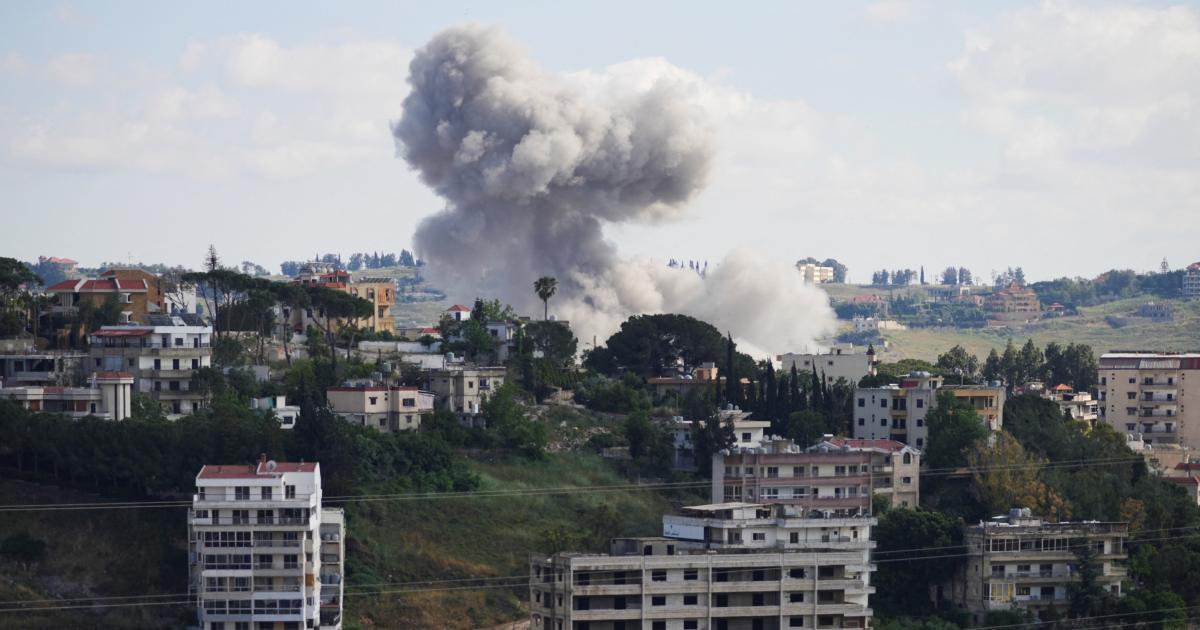 Columnas de humo se elevan desde el sur del Líbano tras los ataques israelíes, vistas desde Nabatieh, Líbano, 25 de mayo de 2026.