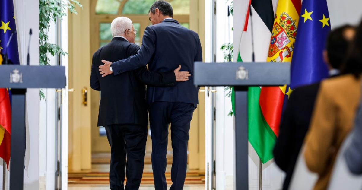 El presidente del Gobierno de España, Pedro Sánchez, y su homólogo palestino, Mahmoud Abbas, abandonan abrazados la sala de prensa de La Moncloa el 19 de septiembre de 2024.