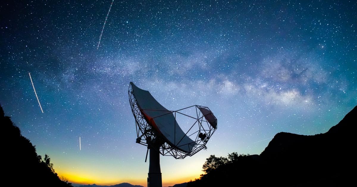 Estrellas brillantes resplandecen sobre el radiotelescopio de la Estación del Observatorio de Longma el 10 de mayo de 2026 en el condado de Jinzhai, ciudad de Lu'an, provincia de Anhui, China.