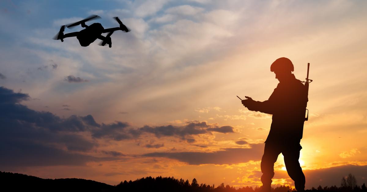 Fotomontaje de un soldado en sombras maniobrando con un dron.