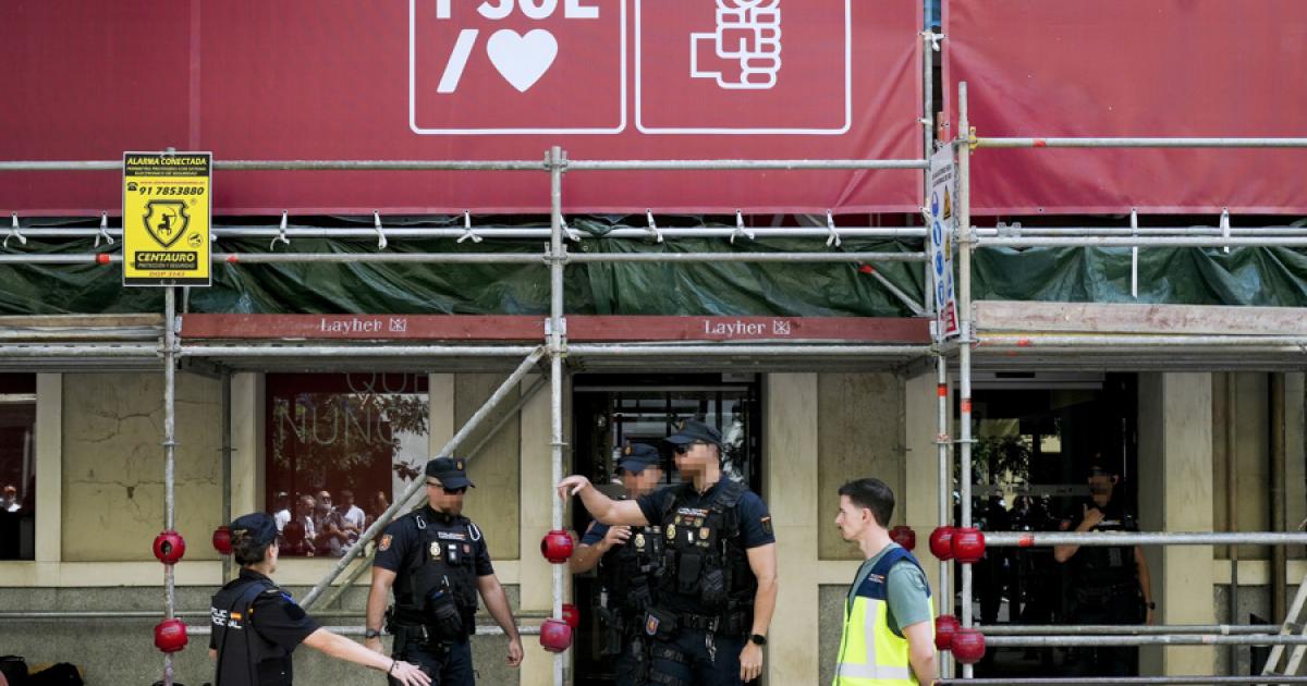 Fuerzas y Cuerpos de Seguridad del Estado vigilan la entrada de la sede del PSOE durante las labores de la UCO en su interior