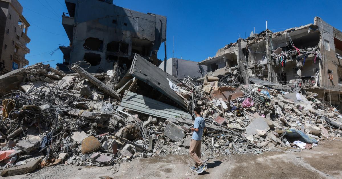 Un libanés camina entre los escombros de los edificios destruidos por bombardeos israelíes en Tiro, ciudad Patrimonio de la Humanidad.