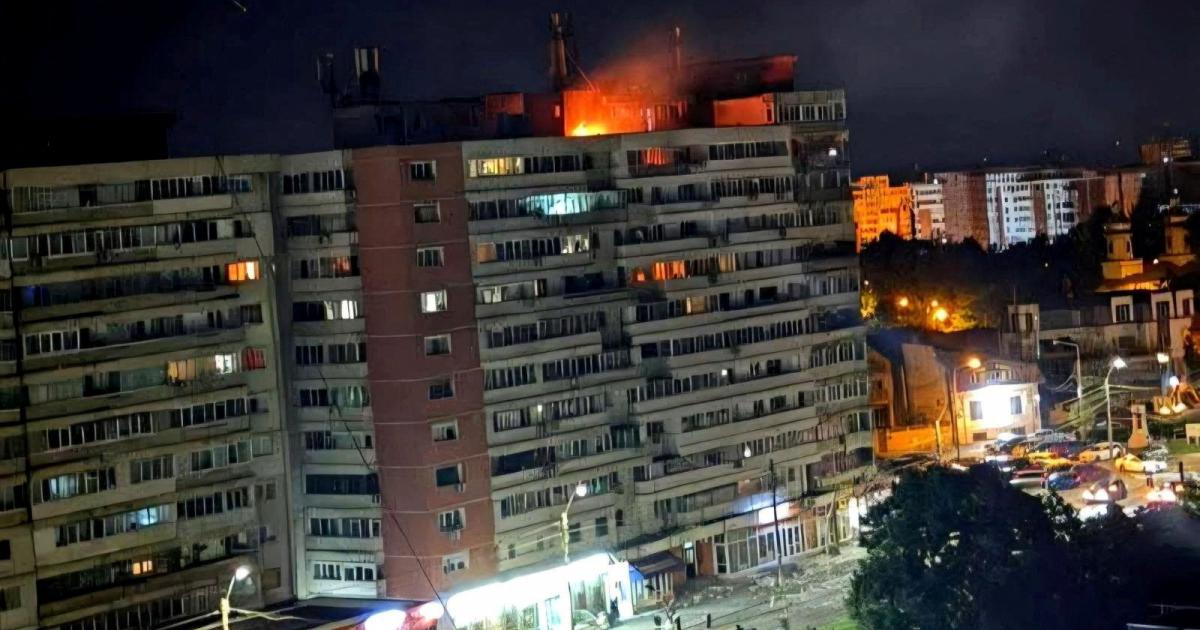 Incendio en el tejado de un edificio de apartamentos de 10 plantas, tras estrellarse un dron ruso, en Galati (Rumania), el 29 de mayo de 2026.
