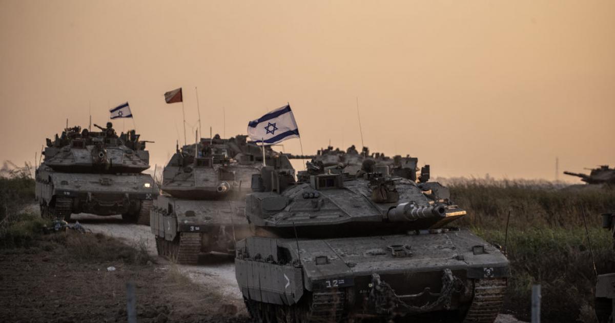 Tanques israelíes se mueven cerca de la frontera con Gaza (Palestina), el 12 de octubre de 2023.