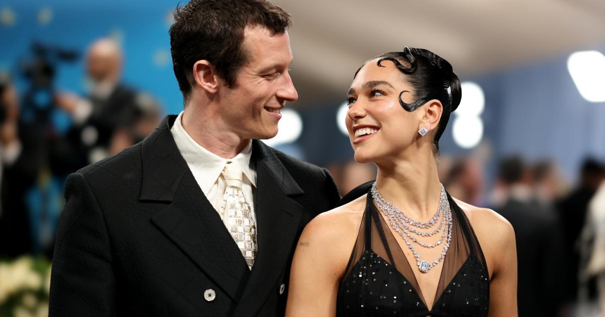 Callum Turner y Dua Lipa
