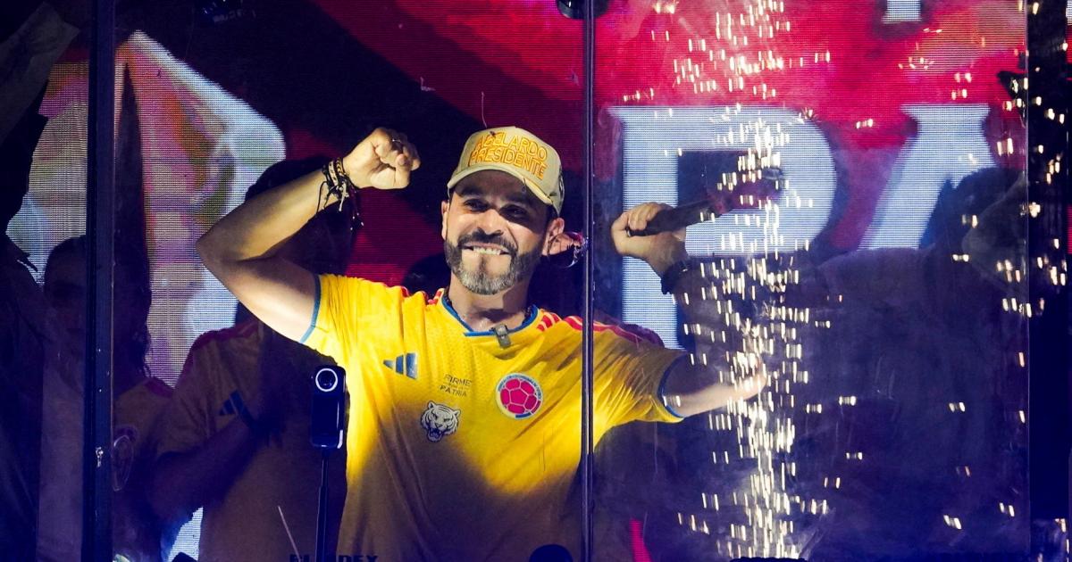El candidato presidencial colombiano Abelardo De La Espriella, de Defensores de la Patria (ultraderecha), festeja su victoria en primera vuelta en Barranquilla, el 31 de mayo de 2026.