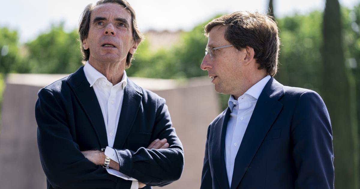 Imagen de archivo del expresidente del Gobierno José María Aznar y el alcalde madrileño, Jose Luis Martínez-Almeida.