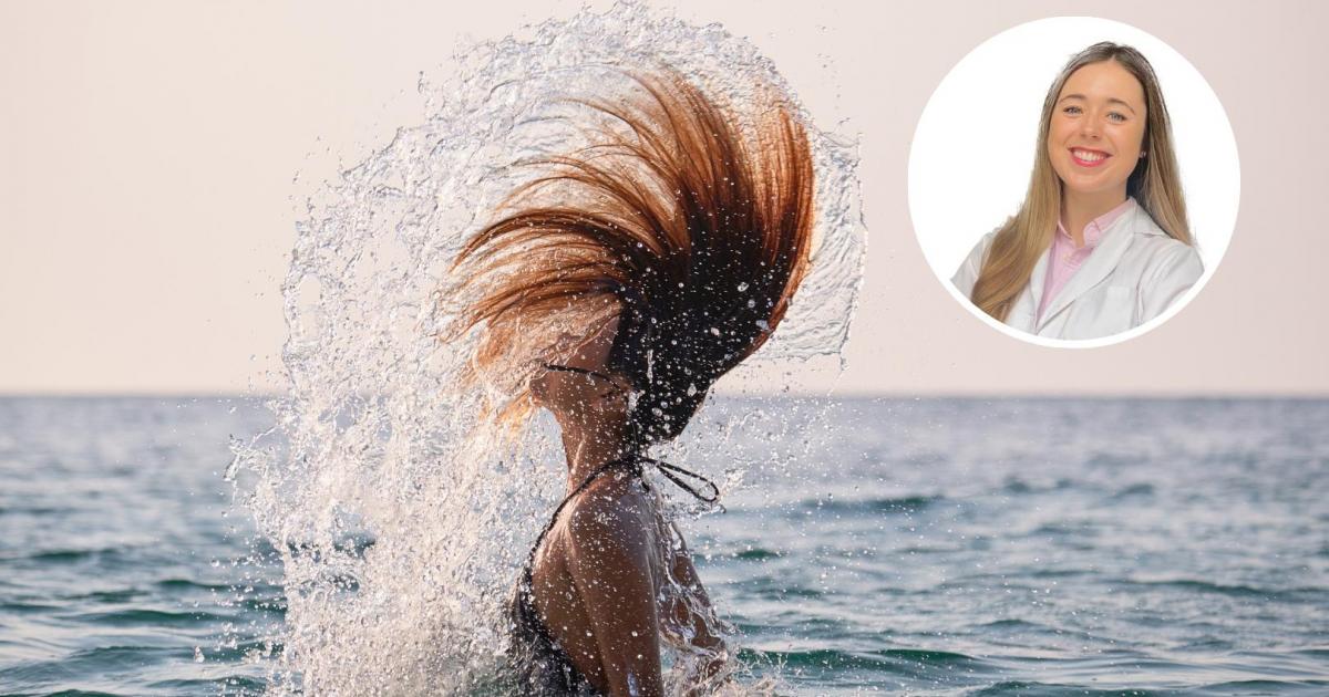 Leire Barrutia y una chica moviendo el pelo en el mar