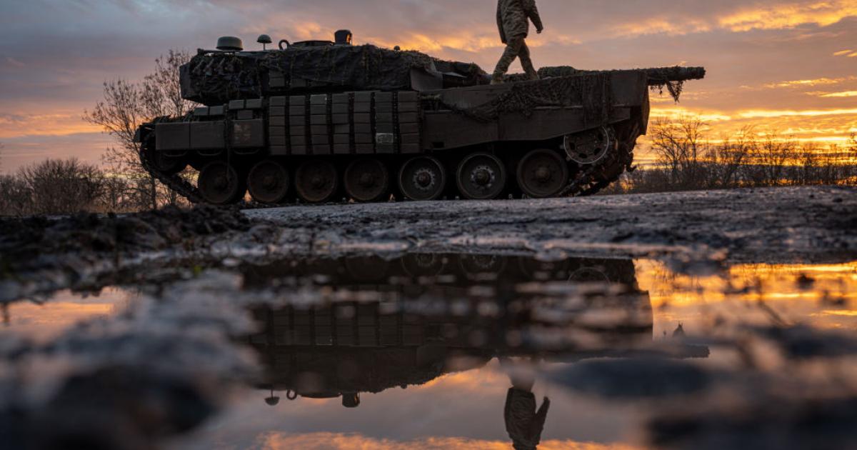 Un militar ucraniano, sobre un tanque en una imagen de archivo