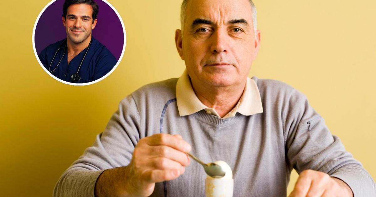 Aurelio Rojas y un señor mayor comiendo un huevo duro