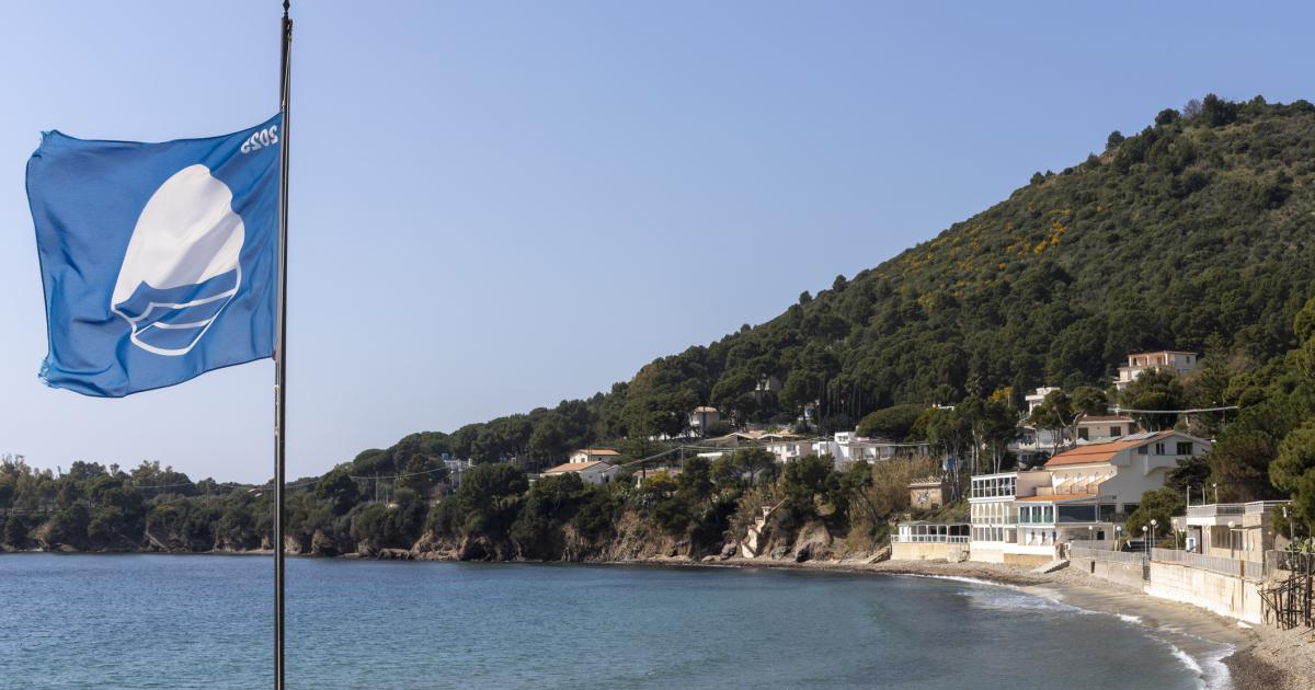 Una playa con bandera azul en Italia.
