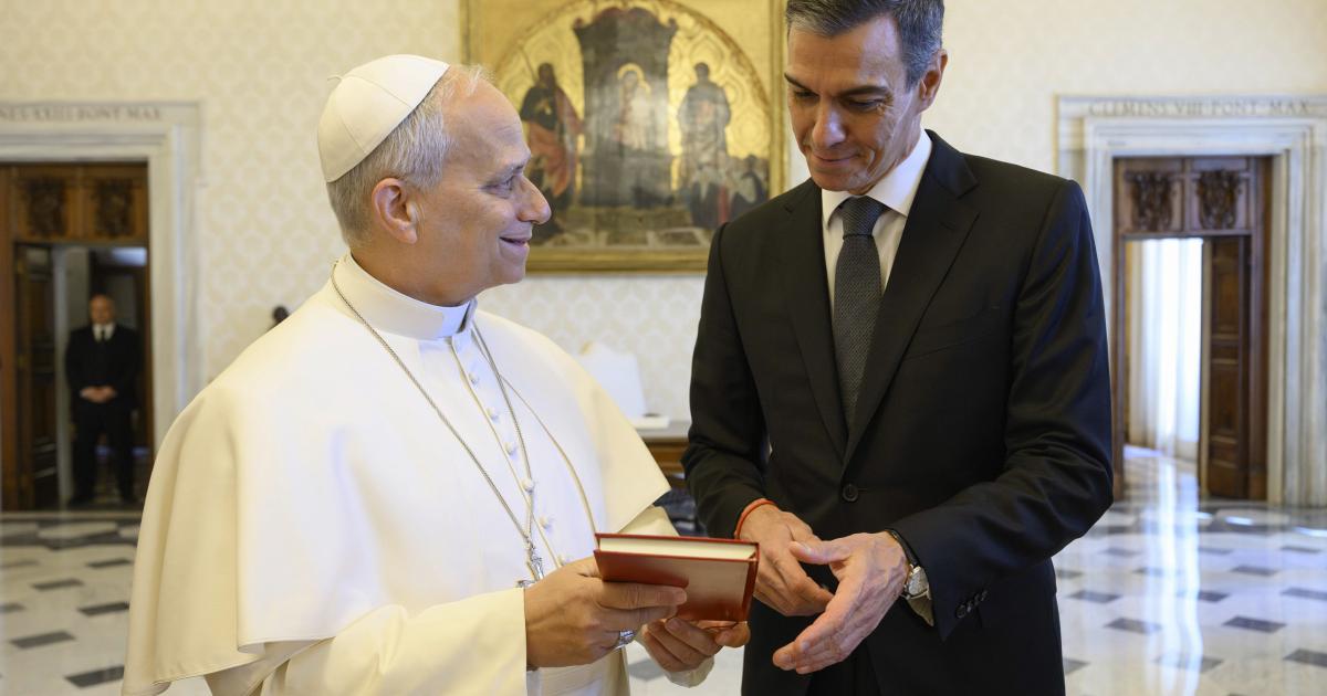 El presidente del Gobierno, Pedro Sánchez, junto al papa León XIV.