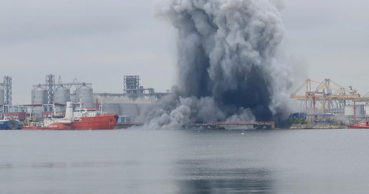 Humo tras la explosión de un dron marino en el puerto rumano de Constanza, en el mar Negro, el 5 de junio de 2026.