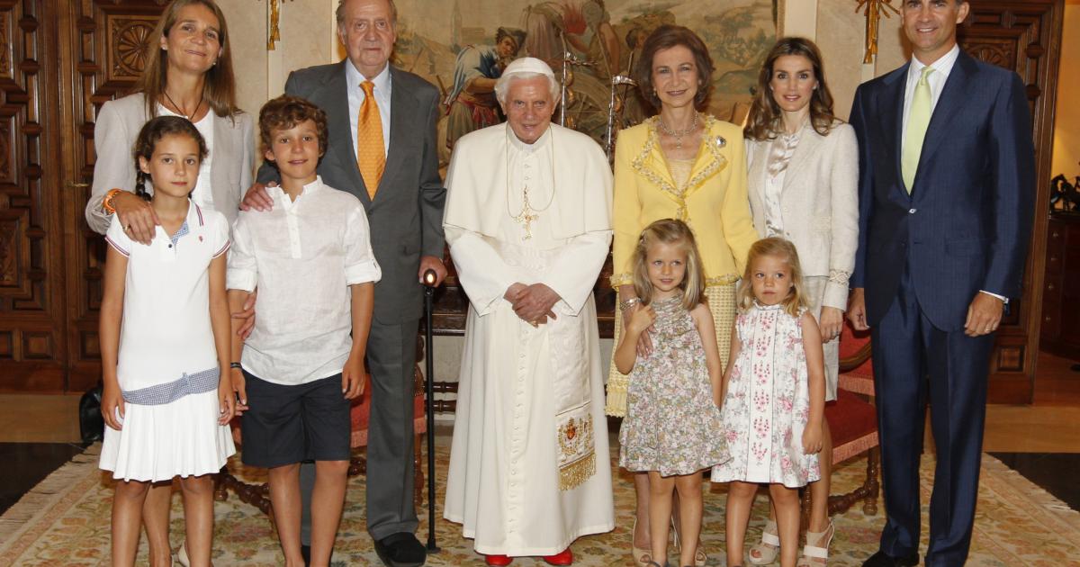 La infanta Elena y sus hijos, los reyes Juan Carlos y Sofía y Felipe y Letizia con sus hijas Leonor y Sofía junto a Benedicto XVI en La Zarzuela en 2011