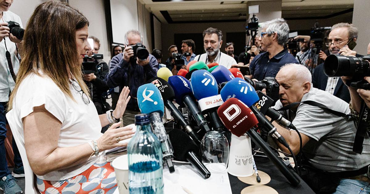 Leire Díez, con unos papeles en su célebre rueda de prensa