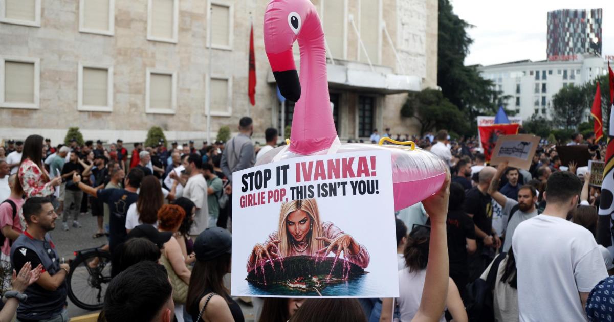Manifestantes en Tirana (Albania), el 3 de junio de 2026, contra un proyecto turístico costero vinculado a Jared Kushner, yerno del presidente estadounidense Donald Trump, y su hija Ivanka.