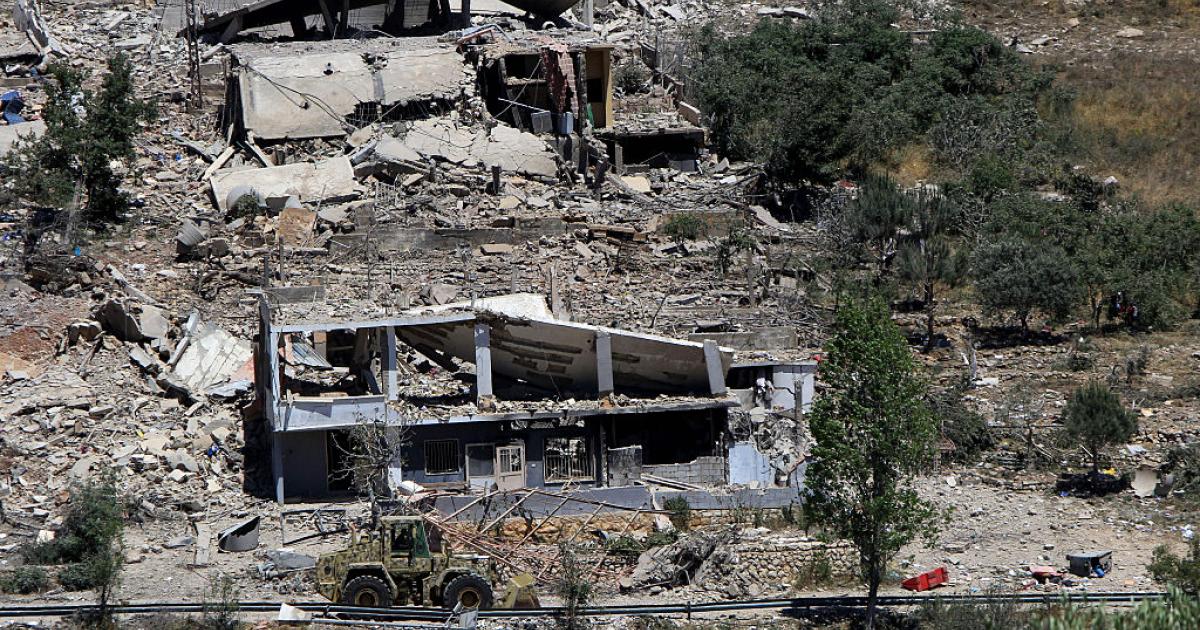 Una excavadora del Ejército libanés retira escombros tras los bombardeos de Israel para abrir una carretera en la aldea de Dibbine, al sur del Líbano, el 4 de junio de 2026.