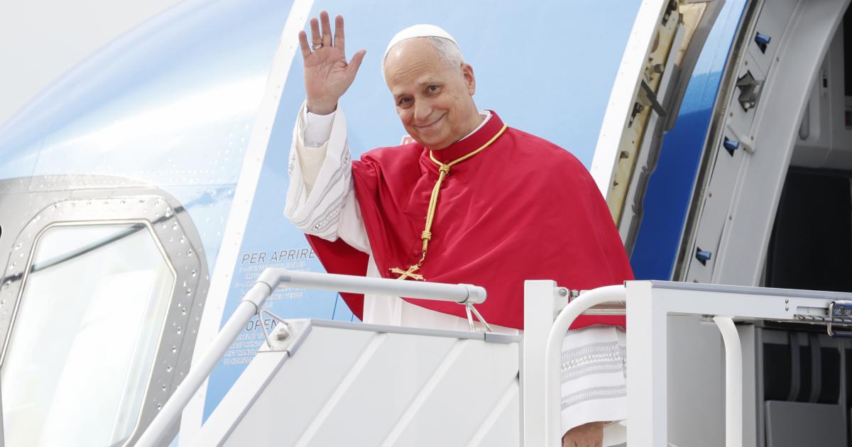 El papa León XIV sale del avión tras aterrizar en Madrid para su visita apostólica a España