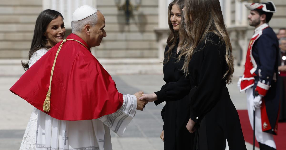 La reina Letizia presenta a la princesa Leonor y la infanta Sofía al papa León XIV en el Palacio Real
