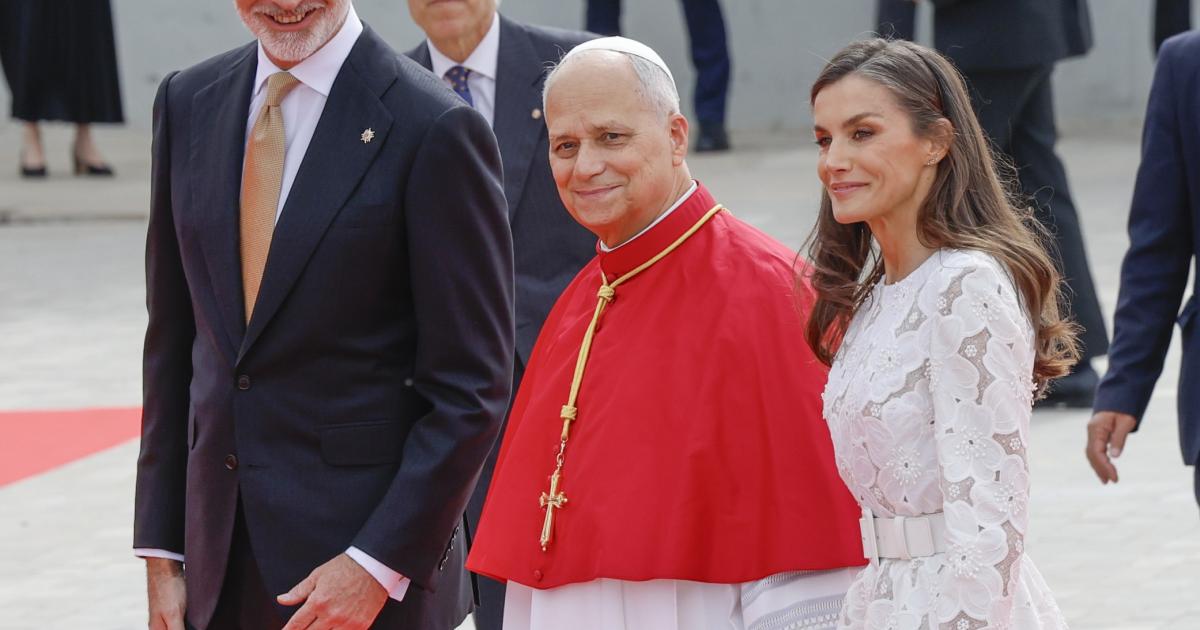 Los reyes Felipe y Letizia con León XIV en la recepción al papa al comienzo de su visita apostólica a España