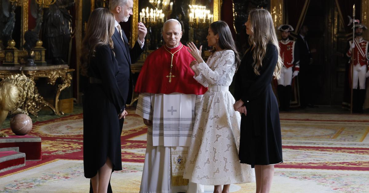 Los reyes Felipe y Letizia y la princesa Leonor y la infanta Sofía hablando con el papa León XIV en el Salón del Trono del Palacio Real