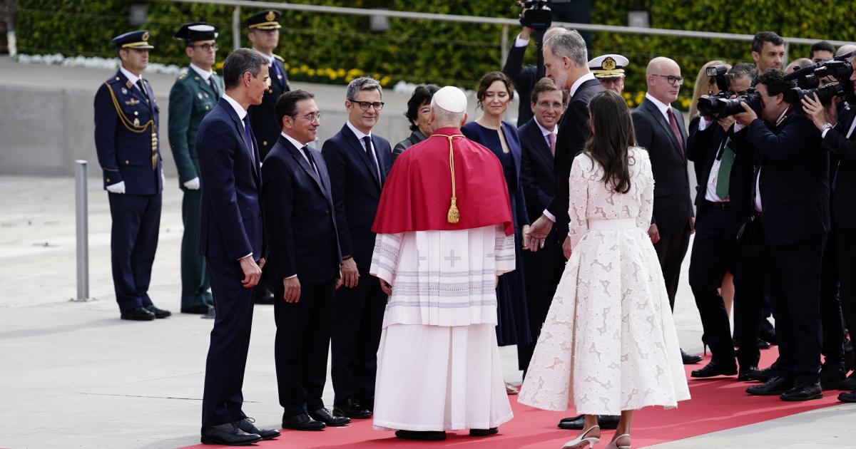 Los Reyes  y el Presidente del Gobierno, Pedro Sánchez, acompañados por la, la Presidenta de la Comunidad de Madrid, Isabel Díaz Ayuso y el Alcalde de Madrid, José Luis Martínez Almeida, reciben al Papa León XIV.