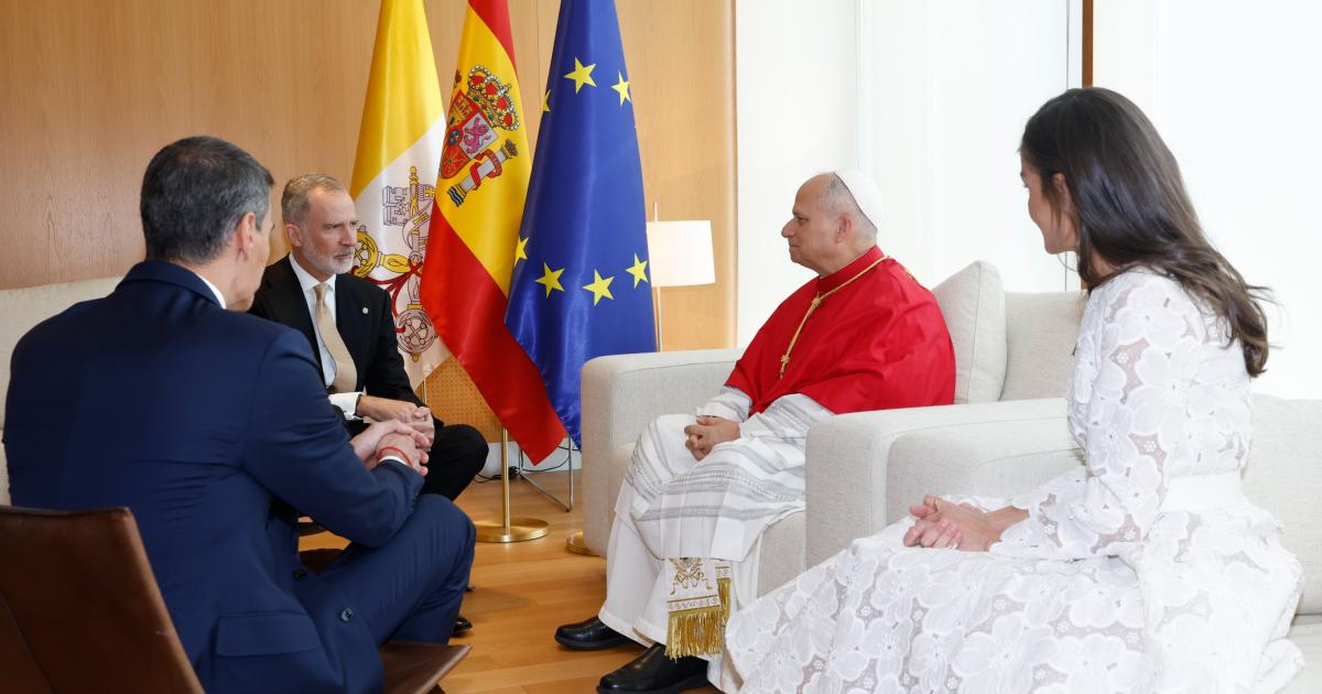 Pedro Sánchez, los reyes y el papa durante su encuentro