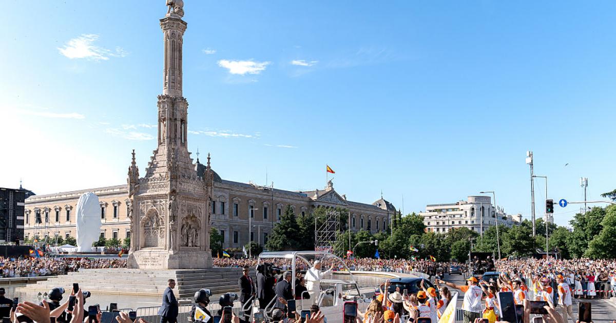El papa León XIV llega a la plaza de Colón de Madrid en el papamóvil.