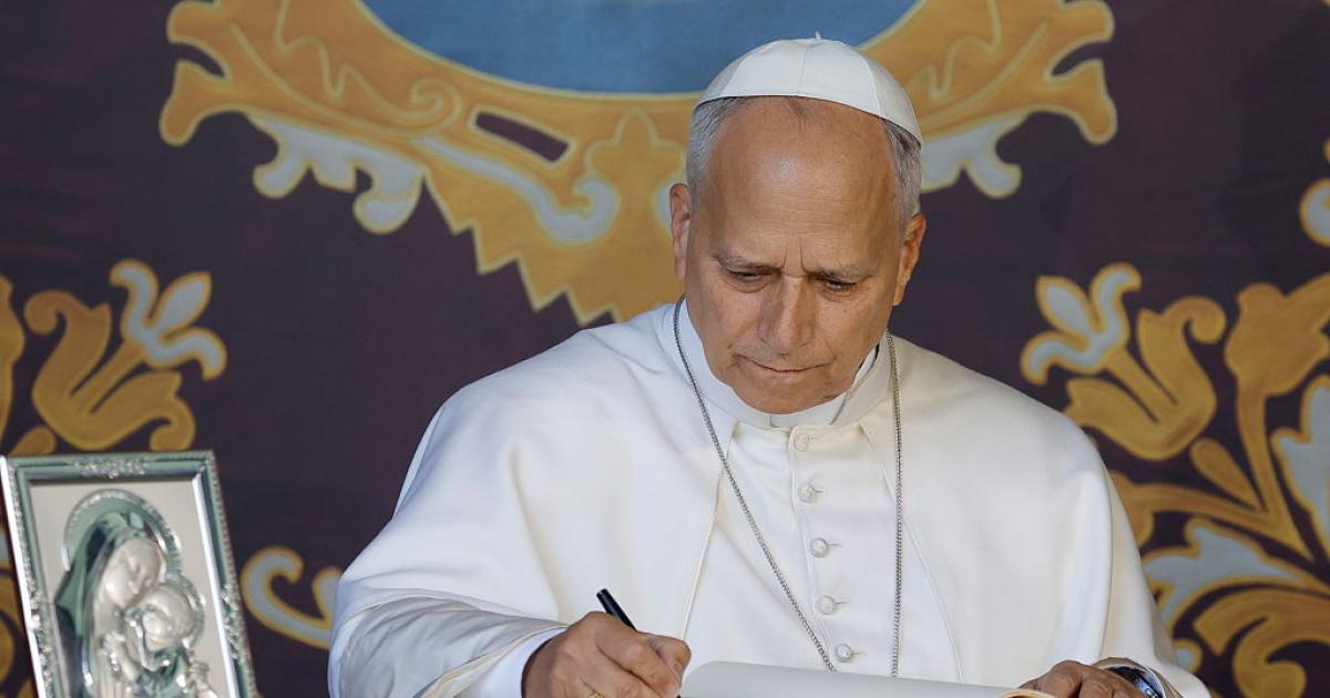 León XIV firma el Libro de Honor del Ayuntamiento de Madrid.